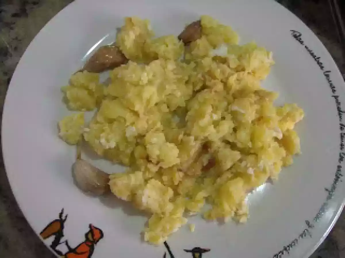 Patatas fritas con huevo revuelto
