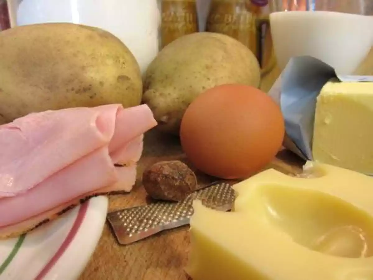 Patatas gratinadas con jamón dulce y queso emmental. - foto 2