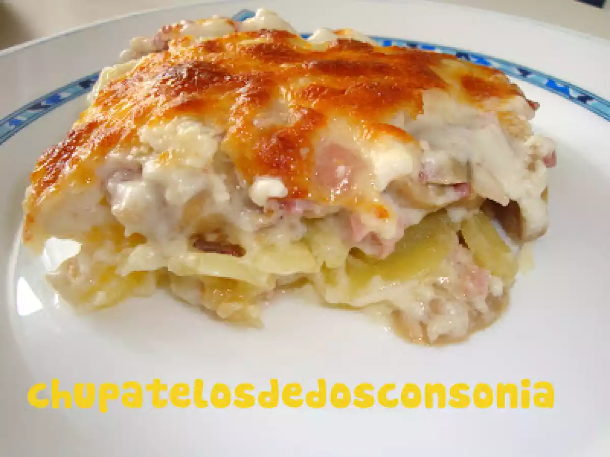 Patatas gratinadas con jamón y champiñones