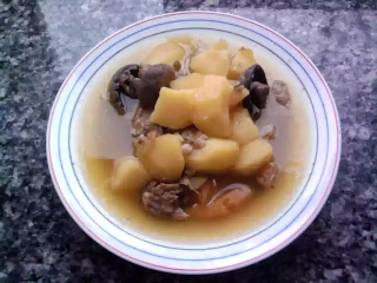 PATATAS GUISADAS CON HUESOS DE ESPINAZO