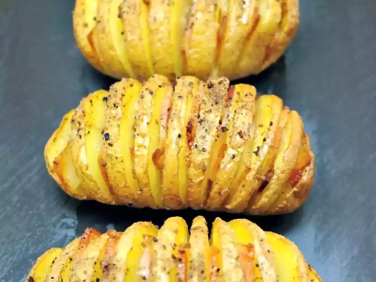Patatas hasselback con bacon y ajo