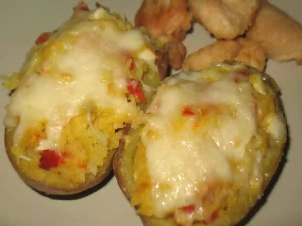 Patatas rellenas con bacon y pimientos rojos