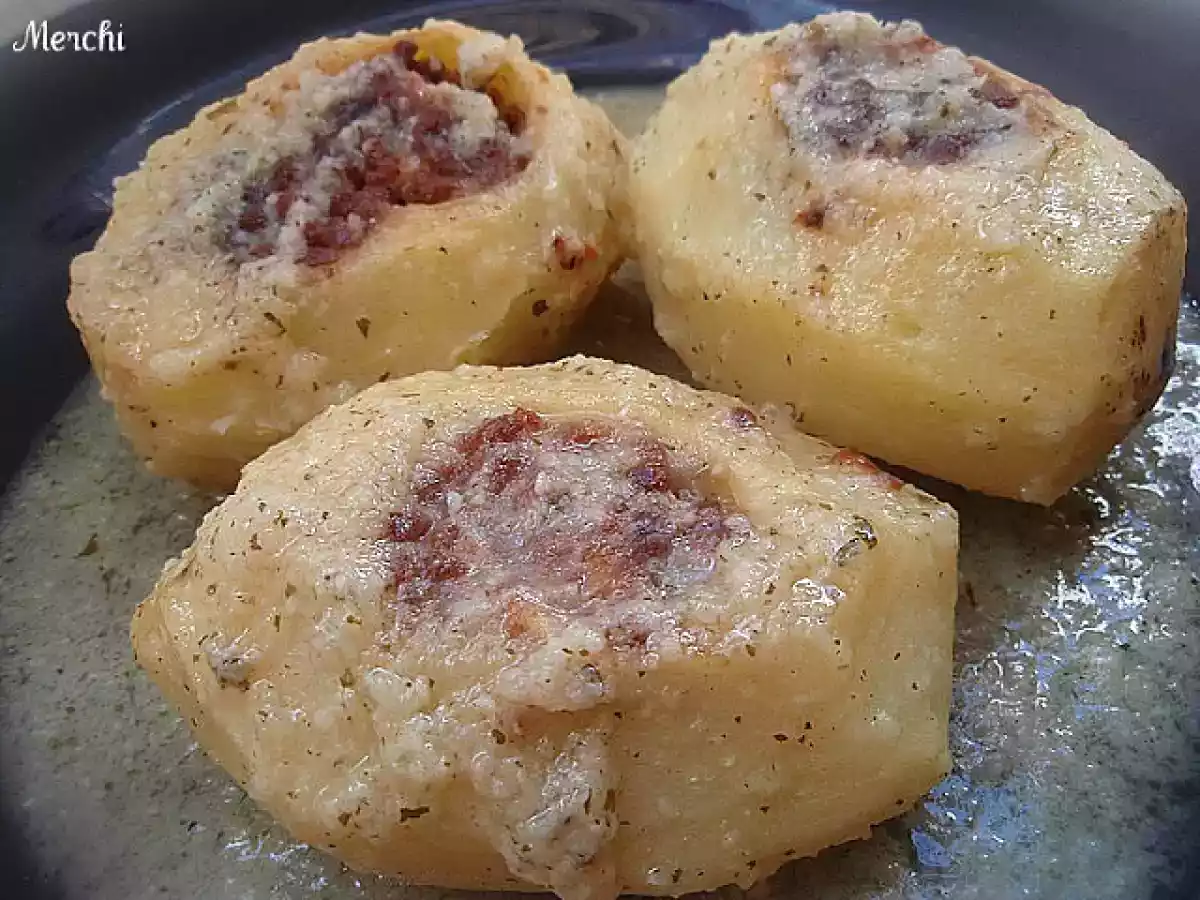 Patatas rellenas de carne en salsa de puerros