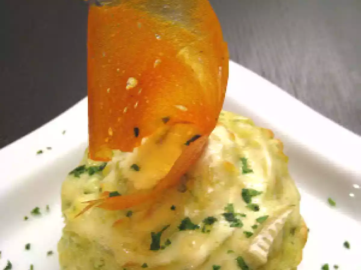 Patatas rellenas de salmón, puré con nata fresca y queso brie