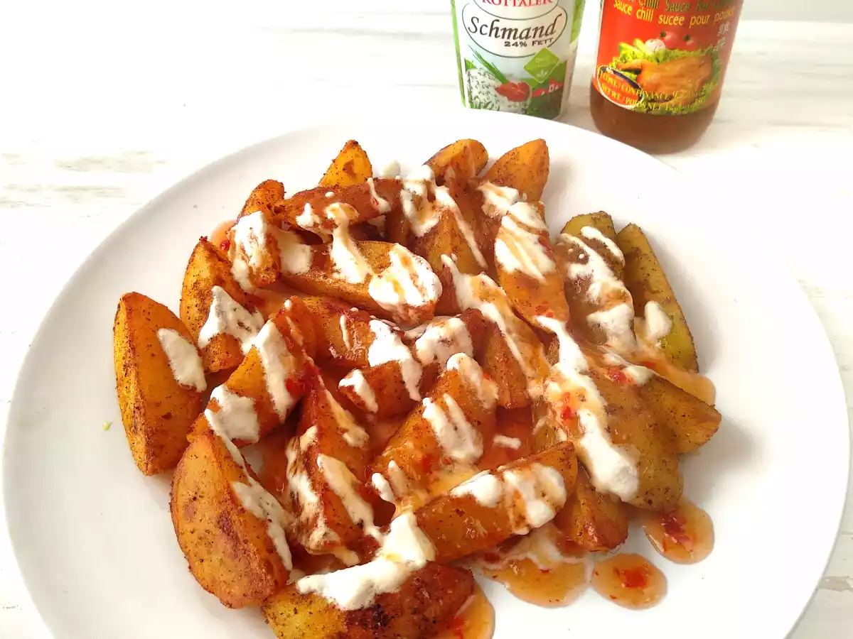 Patatas salteadas con nata agria y salsa de chile