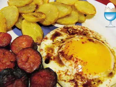 Patatas soufflé con huevo aliñado y chorizo al infierno