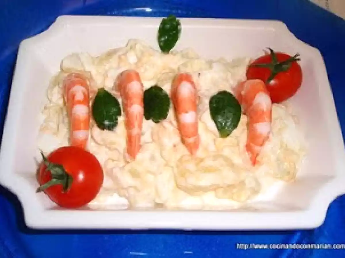 Patatas y langostinos con alioli