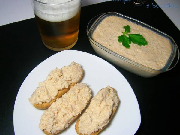 Paté de salmón y pepinillos