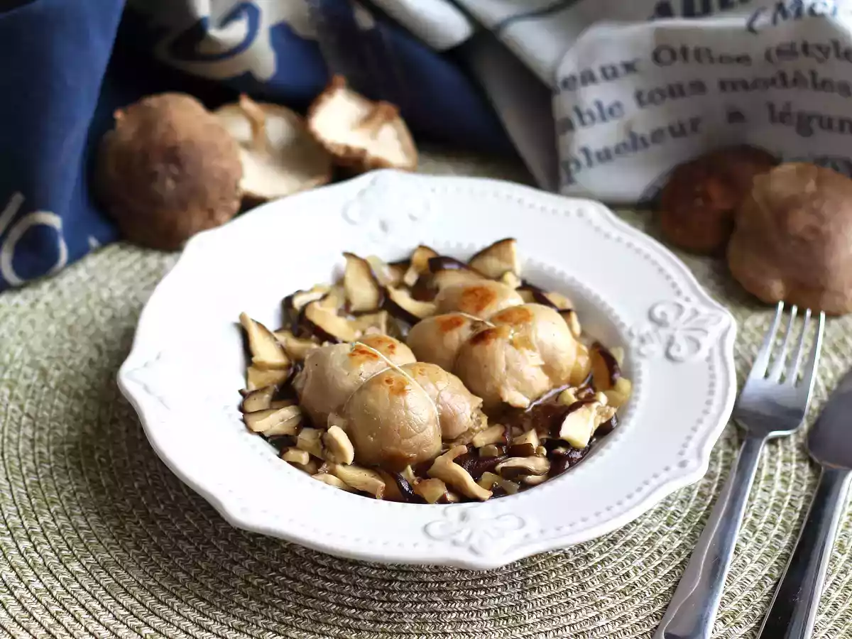 Paupiettes con setas. Paquetitos de carne de cerdo acompañados de champiñones