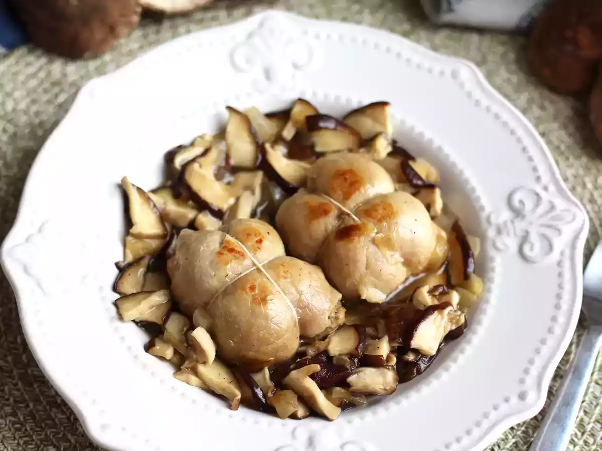 Paupiettes con setas. Paquetitos de carne de cerdo acompañados de champiñones - foto 2