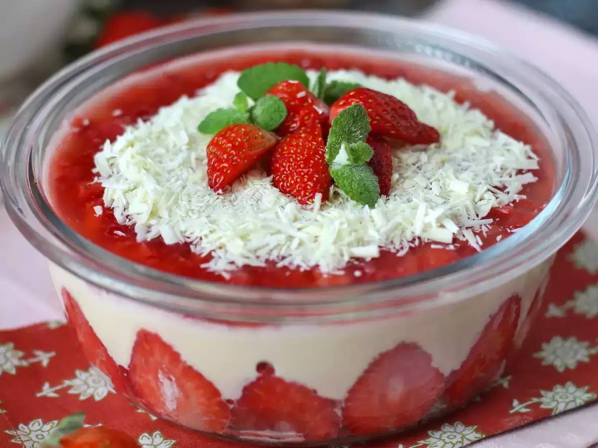 Pavê de morango, el postre brasileño de fresas y leche condensada que se toma bien frío