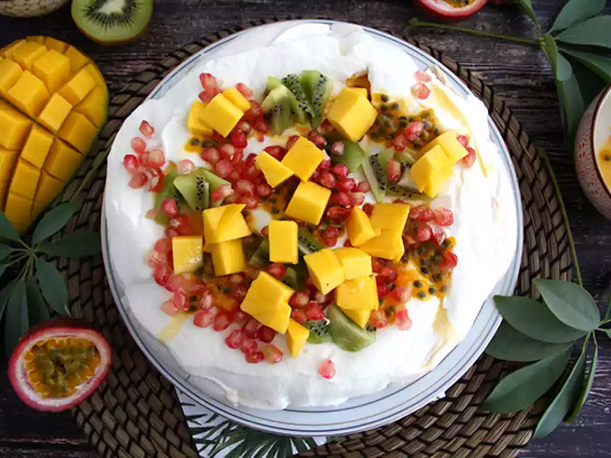 Pavlova de frutas tropicales