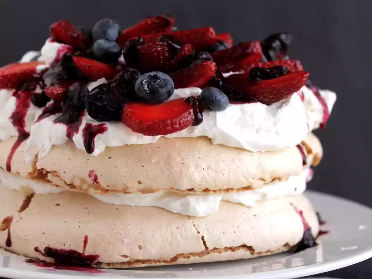 Pavlova de primavera con fresas y arándanos