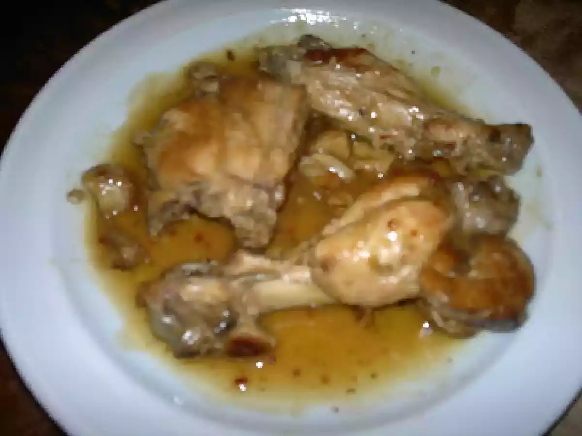 Pavo en salsa y ensalada de berenjenas y pimientos asados