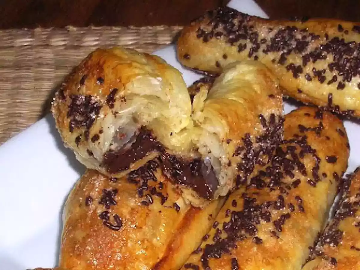 PECADO DE LOS GORDOS ;CAÑAS DE HOJALDRE RELLENAS DE CHOCOLATE.