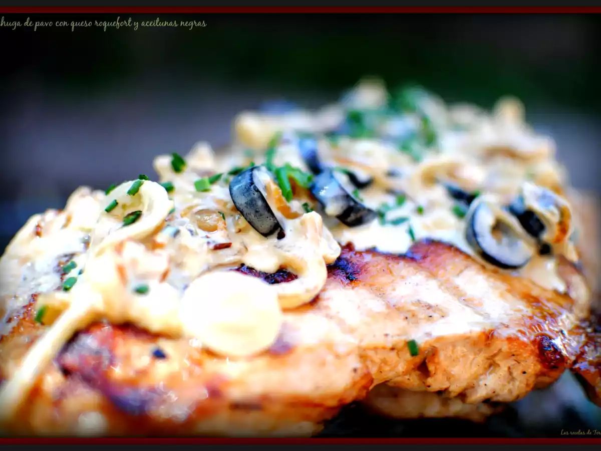 Pechuga de pavo con roquefort y aceitunas