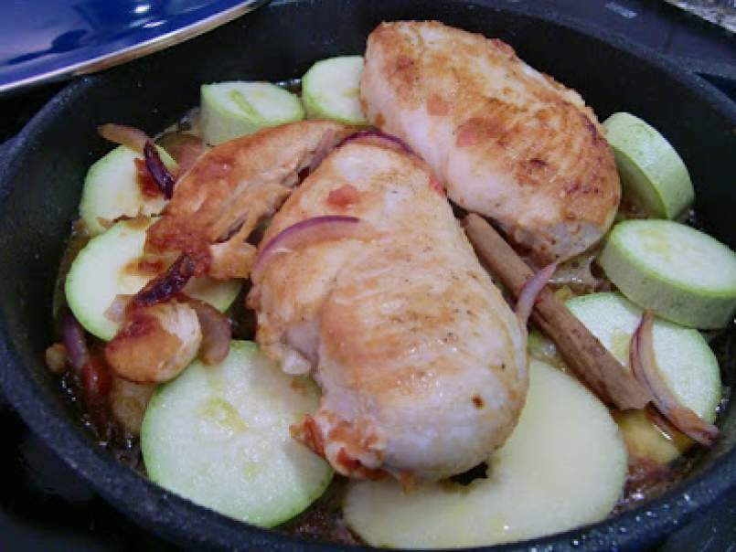 Pechuga de pollo con manzana y calabacín