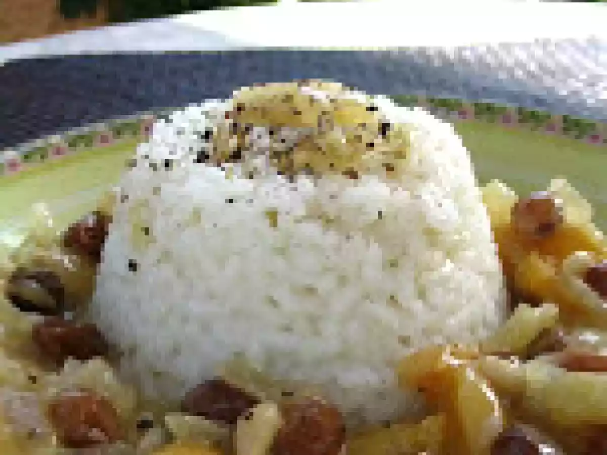 PECHUGA DE POLLO CON PASAS, OREJONES Y PIÑONES