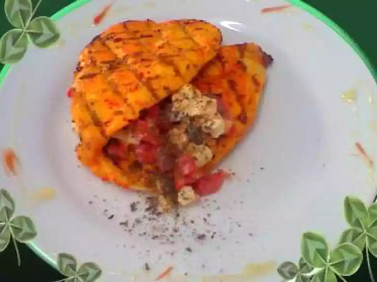 PECHUGA DE POLLO EN BRASA, SOBREPUESTA EN ENSALADA CAPRESA