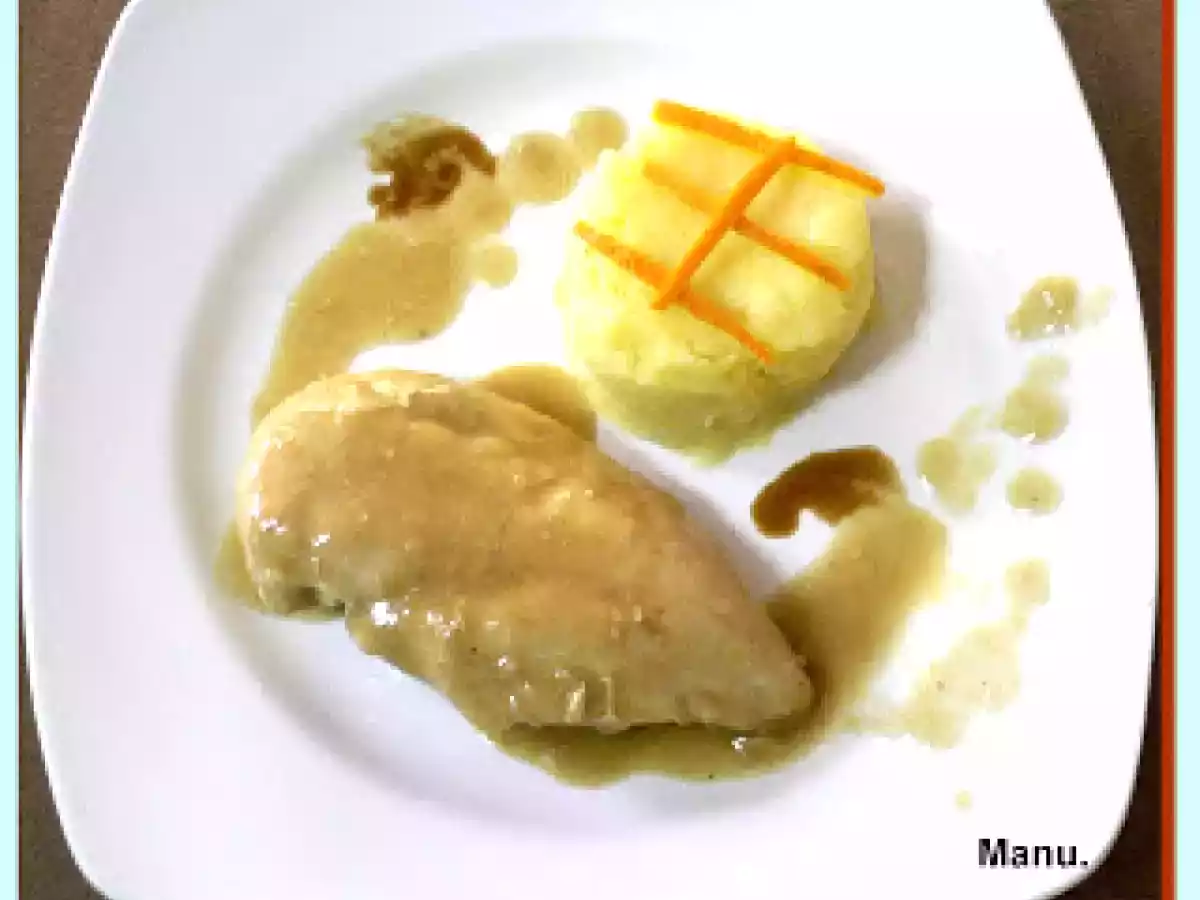 Pechuga de pollo en salsa y pure de patatas.