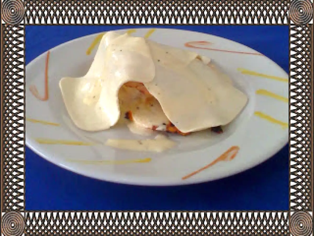 PECHUGA DE POLLO RELLENA DE CAMARONES EN SALSA DE ESTRAGON + CUBIERTA DE QUESO PAISA