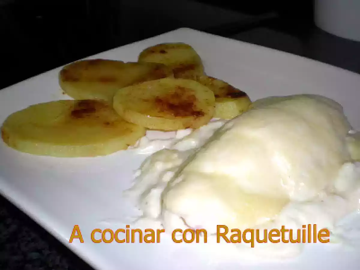 Pechuga de pollo rellena y patatas guarnición