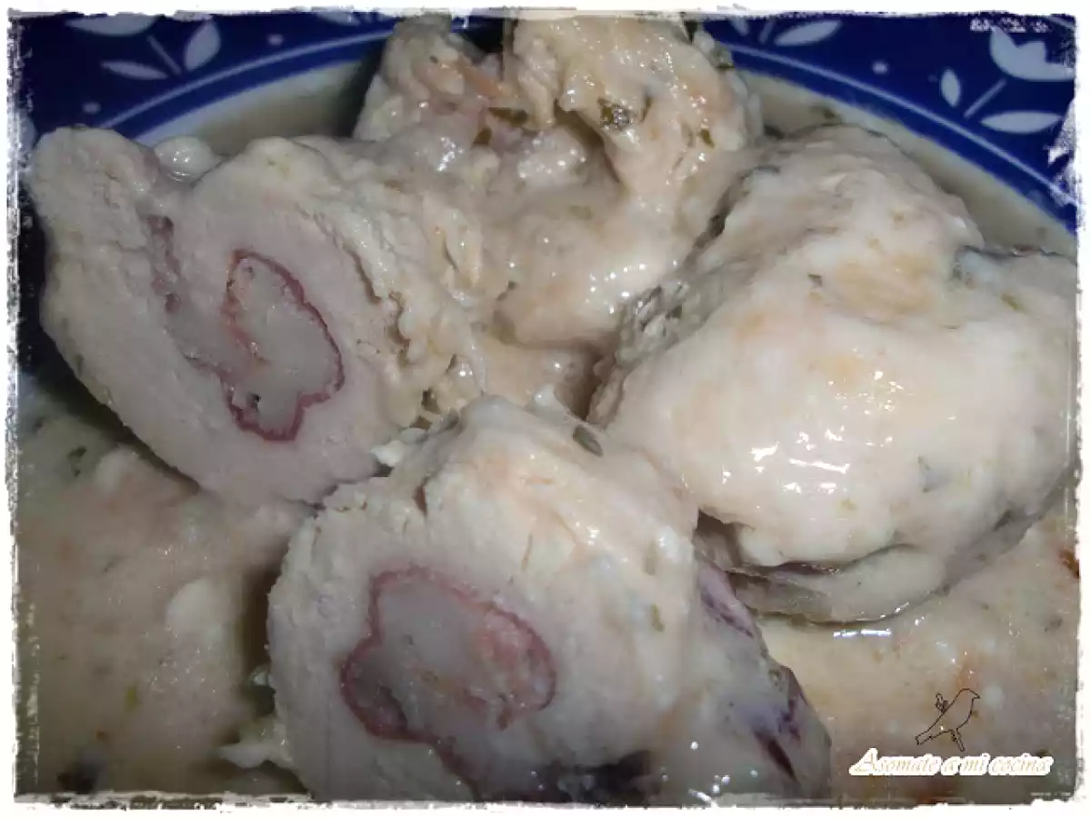 Pechugas de pollo rellenas en salsa de queso