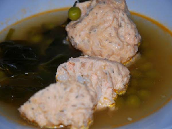 Pelotas de salmón con caldo de pescado