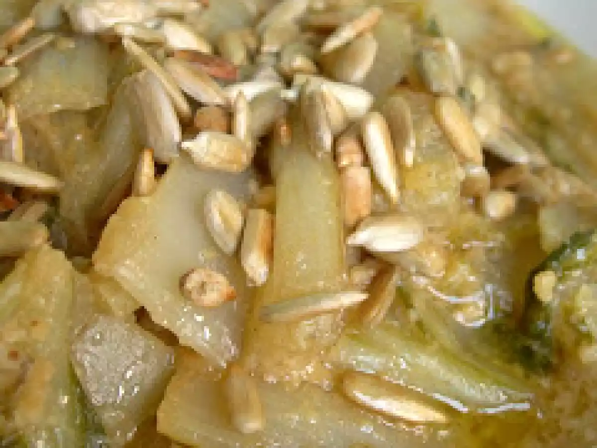 Pencas de acelgas con salsa de almendras y pipas