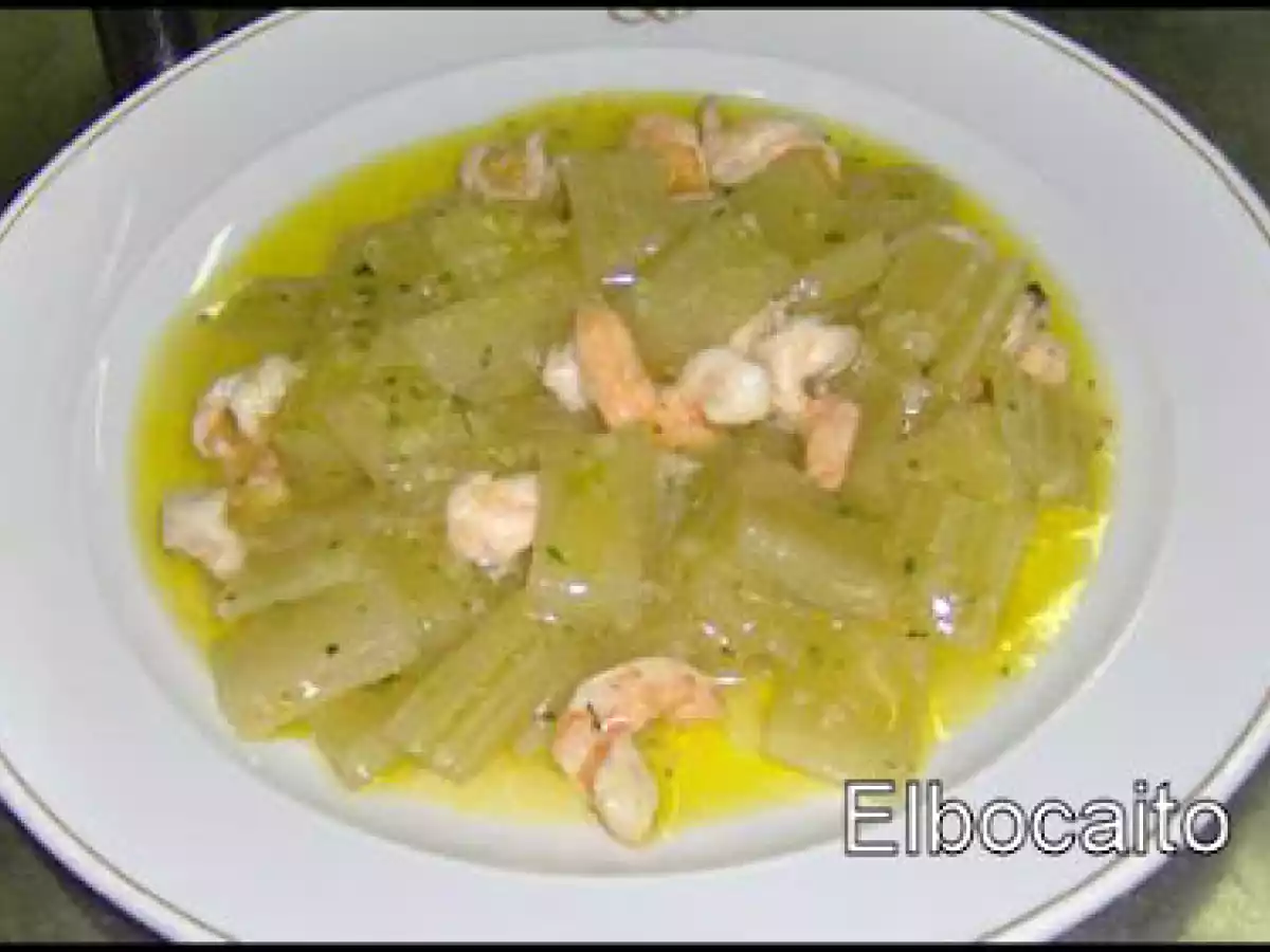 Pencas de cardo en salsa verde con langostinos (Martin Serna)