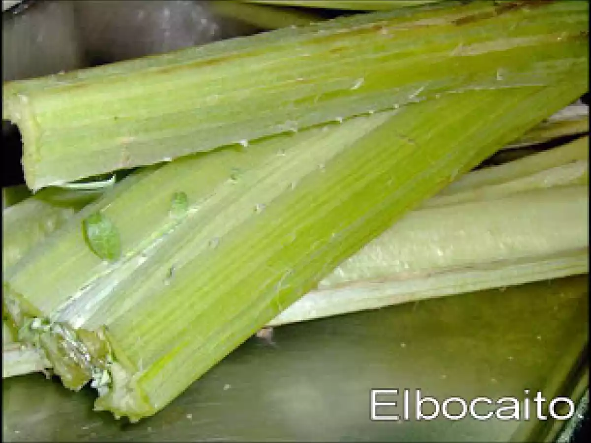 Pencas de cardo en salsa verde con langostinos (Martin Serna) - foto 2