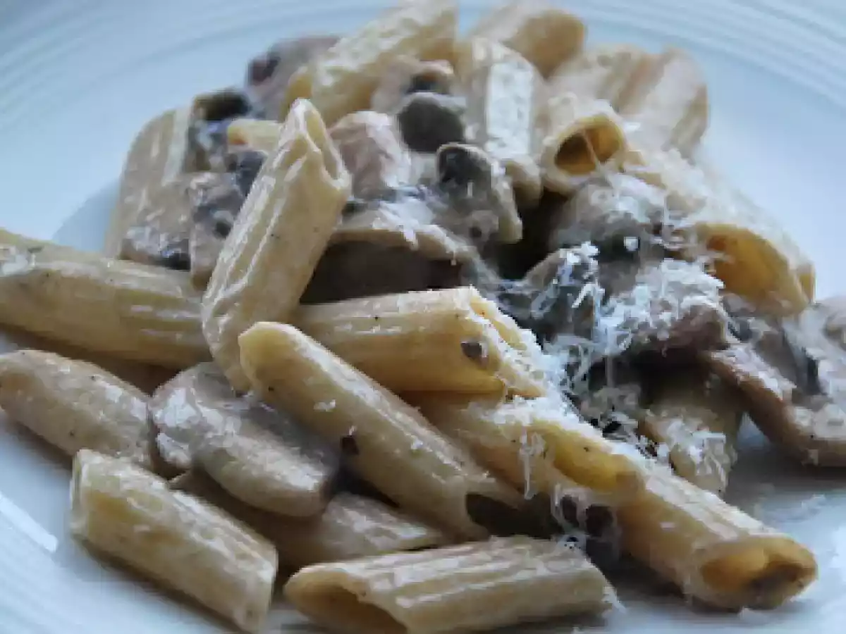 Penne rigate con salsa de champiñones