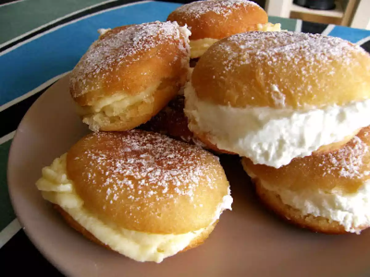 Pequeñas bombas de crema y nata.