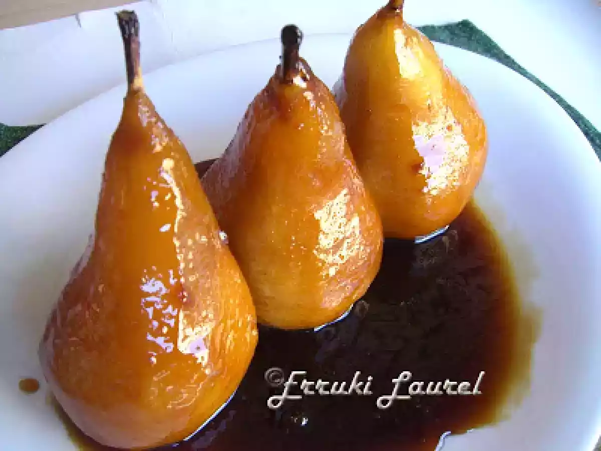 Peras al vino blanco