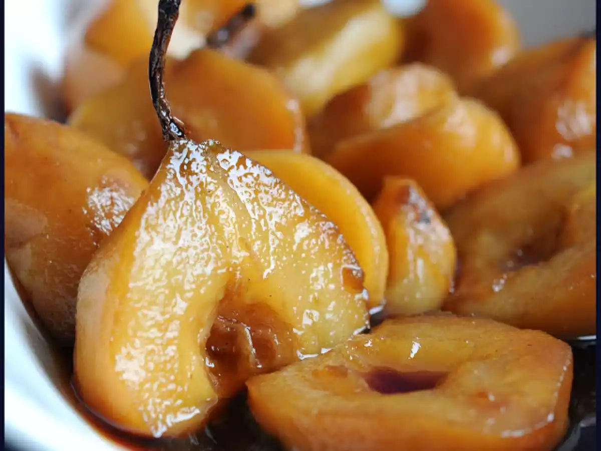 Peras cocidas con sirope de oporto y caramelo