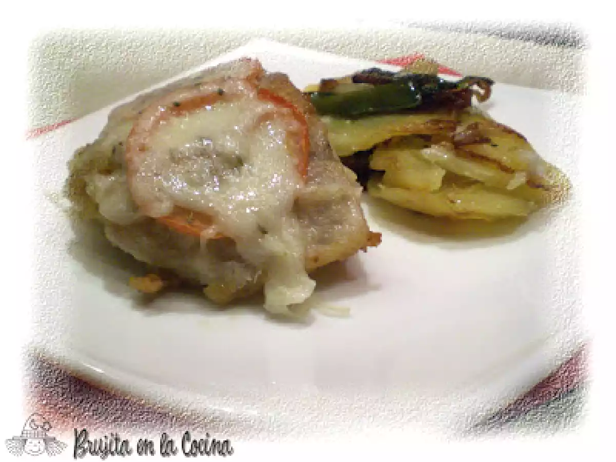Perca gratinada en cama de patatas a lo pobre