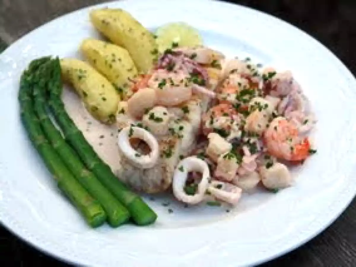 Pescado a la parrilla con salsa de mariscos