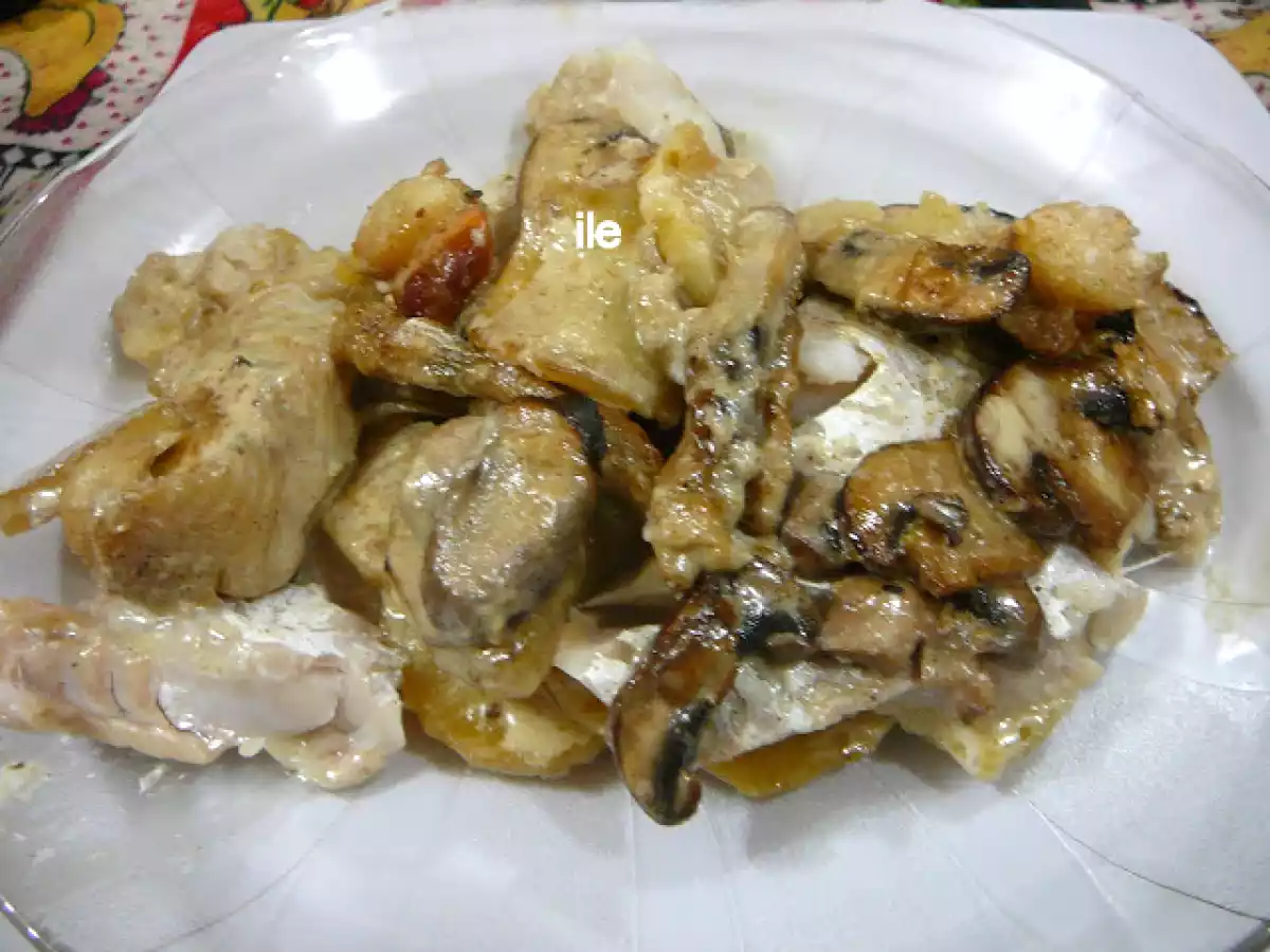 Pescado al horno con hongos y crema
