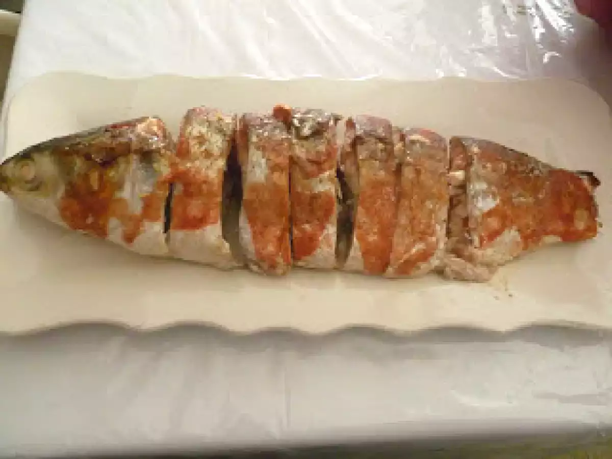 Pescado buri al vino blanco y salsa de tomate