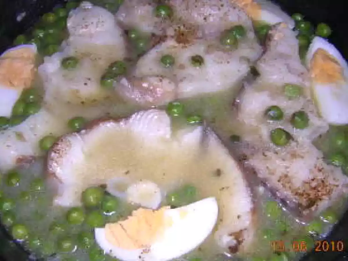 PESCADO CON SALSA Y GUISANTES