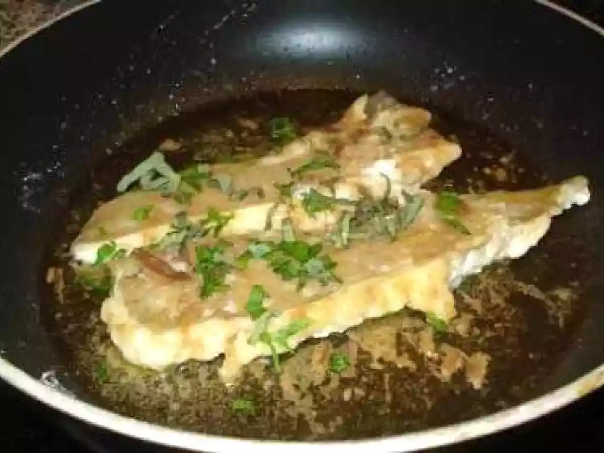 Pesce San Pietro alle acciughe (Pescado gallo en salsa de anchoas) - foto 2