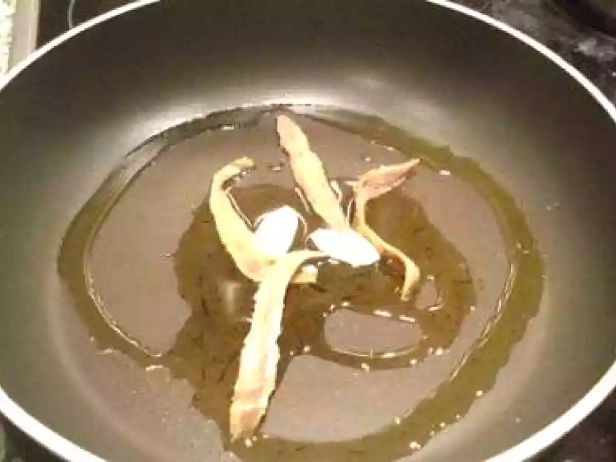 Pesce San Pietro alle acciughe (Pescado gallo en salsa de anchoas) - foto 3