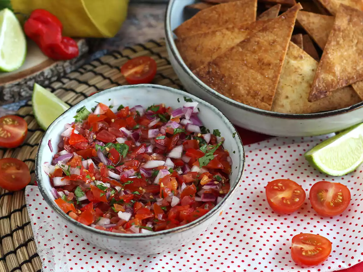 Pico de gallo con totopos o nachos caseros