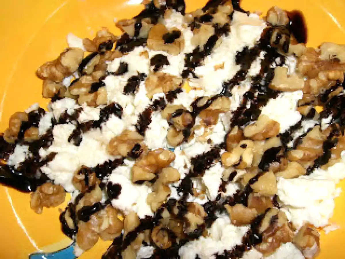 Picoteo de nueces con queso de cabra y vinagre de modena