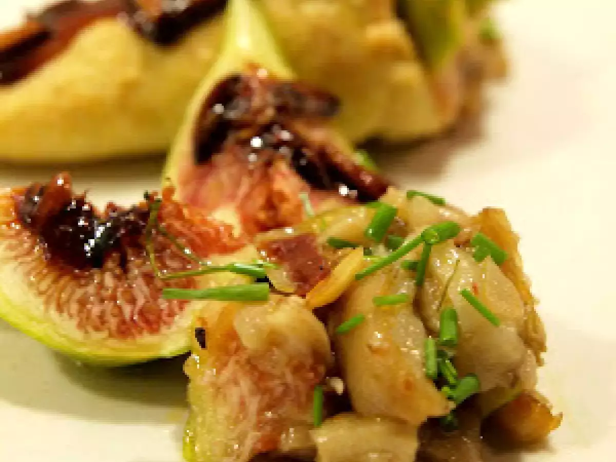 Pie de cerdo con hojaldre, higos, y piñones