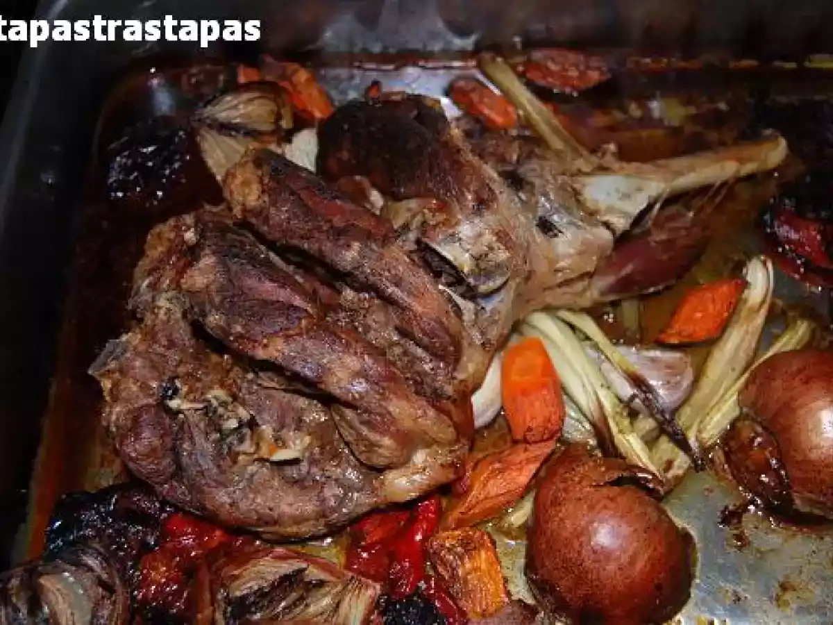 Pierna de cordero al horno con verduras