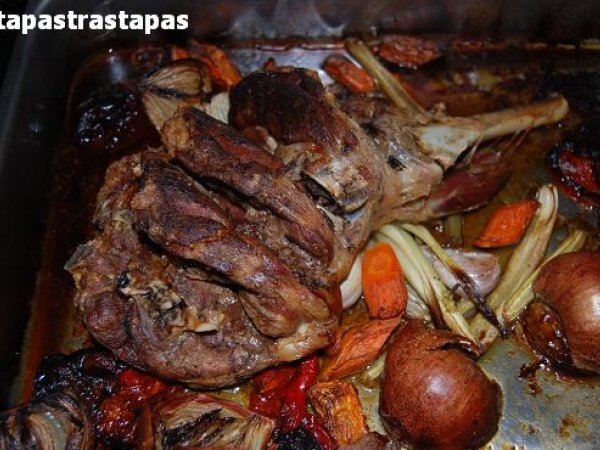 Pierna de cordero al horno con verduras - Receta Petitchef
