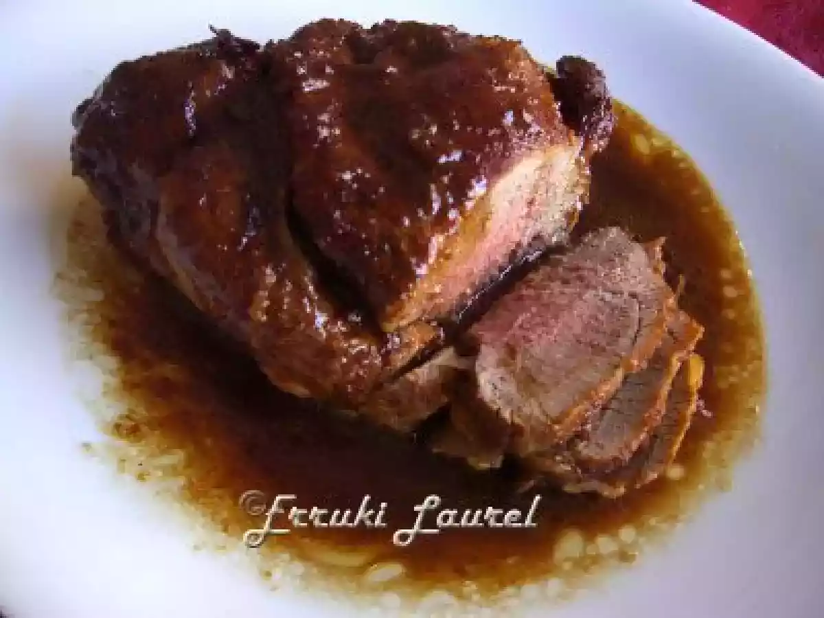 Pierna de cordero deshuesada en salsa de soja