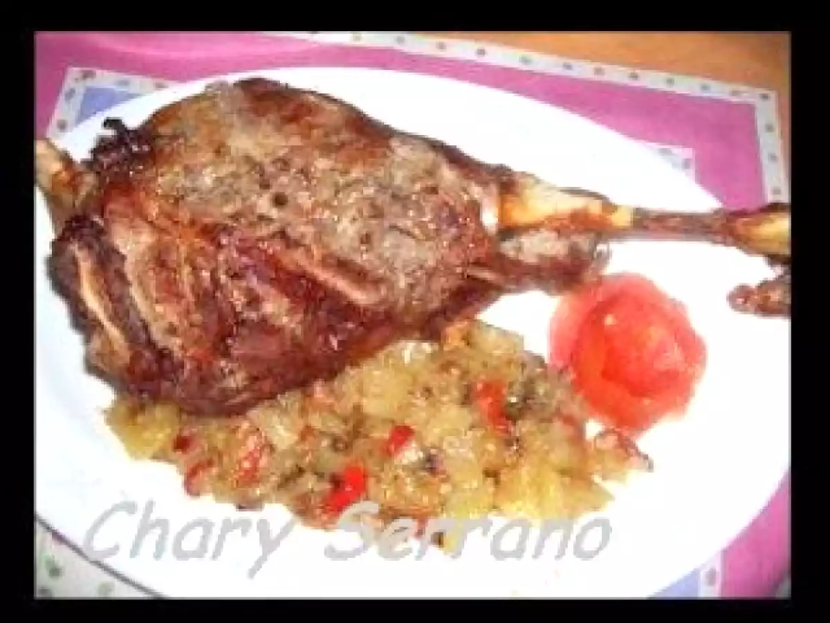 Pierna de cordero mechada, con guarnición