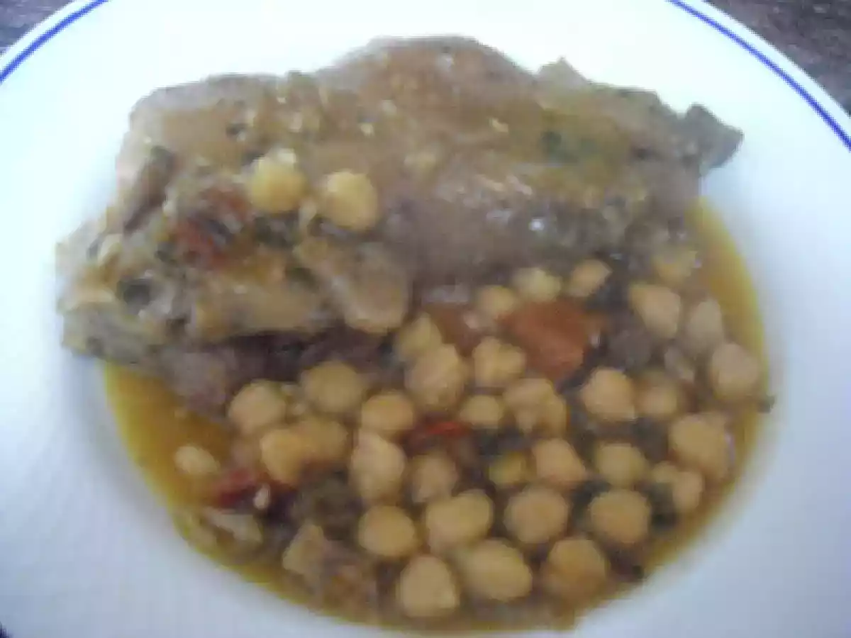 PIES DE CERDO CON GARBANZOS